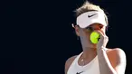 Petenis Ukraina Marta Kostyuk saat bertanding melawan petenis China, Peng Shuai di Australia Terbuka di Melbourne, (15/1). Petenis 15 tahun 6 bulan ini mampu menginjakkan kakinya di babak ketiga dalam debutnya di Melbourne. (AP Photo/Ng Han Guan)