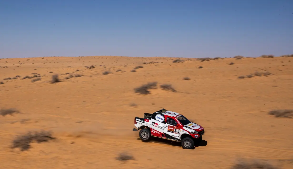 Pembalap Toyota Gazoo Racing Frenando Alonso dan Marc Coma bersaing pada stage kelima Reli Dakar 2020 antara Al Ula dan Hail di Arab Saudi, Kamis (9/1/2020). Dalam ajang ini Frenando Alonso dan Marc Coma mengendarai mobil pickup Toyota Hilux. (AP Photo/Bernat Armangue)