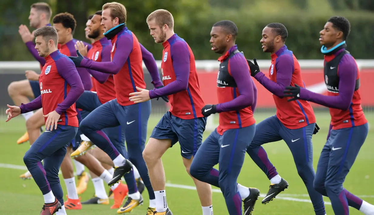 Para pemain Inggris melakukan pemanasan jelang melawan Slovenia pada kualifikasi Piala Dunia 2018 di Tottenham Hotspur Training Ground, Enfield, (4/10/2017). Jika menang Inggris dipastikan lolos ke putaran final Piala Dunia 2018.  (AFP/Olly Greenwood)