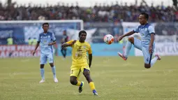 Pemain Gresik United, Emile Mbamba (tengah), berebut bola dengan pemain Persela Lamongan dalam laga Torabika Soccer Championship presented by IM3 Ooredoo di Stadion Surajaya, Lamongan, Sabtu (30/4/2016). (Bola.com/Fahrizal Arnas)