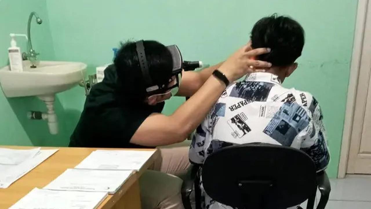 Setop Pakai Cottonbud, Dokter THT Sarankan Cara Aman Bersihkan Telinga Usai Mandi