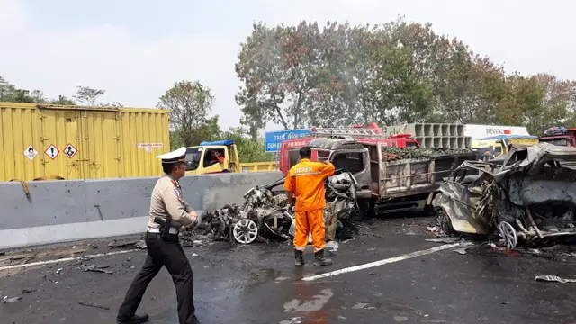 Polisi dan tim SAR bergerak cepat untuk mengevakuasi korban kecelakaan maut Cipularang. (dok Polri)