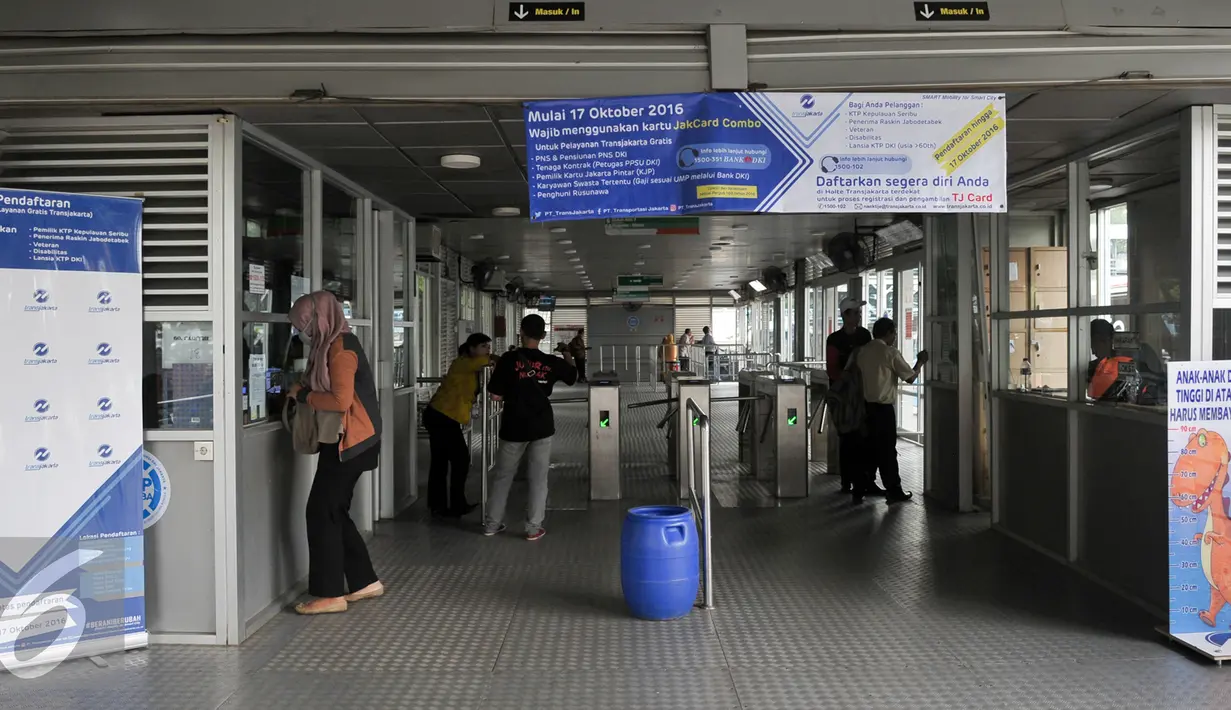 Kini layanan gratis Transjakarta dapat dinikmati warga lanjut usia, penyandang disabilitas, veteran, penerima raskin dan pemegang KTP Kepulauan Seribu, Jakarta, Kamis (6/10). (Liputan6.com/Yoppy Renato)