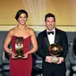 Lionel Messi berpose dengan kapten Timnas Putri AS, Carli Lloyd, yang meraih gelar Pesepak bola Wanita Terbaik Dunia 2015. (AFP/Fabrice Coffrini)