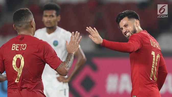 Pemain Timnas Indonesia, Stefano Lilipaly (kanan) bersama Alberto Goncalves merayakan gol ke gawang Timor Leste pada laga penyisihan grup B Piala AFF 2018 di Stadion GBK, Jakarta, Selasa (13/11). Indonesia unggul 3-1. (Liputan6.com/Helmi Fithriansyah)