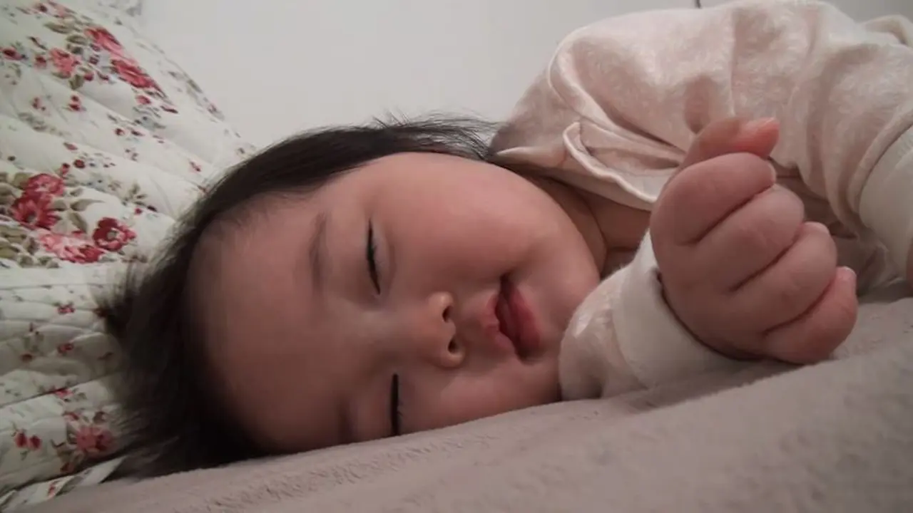 Lucu Banget! Masih Ngantuk, Bayi Ini Berjuang untuk Tetap Melek