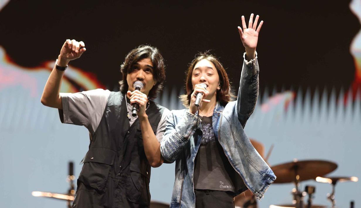 Kehadiran Aisha memberikan warna baru dalam lagu Memori Baik yang mereka bawakan bersama. Tampak dalam foto, vokalis grup band legendaris asal Yogyakarta, Sheila On 7, Duta saat berduet dengan putri tercintanya, Aishameglio Duta Chiara pada hari kedua gelaran KapanLagi Buka Bareng (KLBB) Festival 2026 di Stadion Madya, Kompleks Gelora Bung Karno, Senayan, Jakarta, Minggu 1 Maret 2026. (Kapanlagi.com/Budy Santoso)