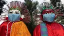 Ikon budaya Jakarta, ondel-ondel dihiasi masker wajah terpasang di trotoar Jalan Jenderal Sudirman, Jakarta, Jumat (25/6/2021). Hari ini Jumat (25/6), Provinsi DKI Jakarta mencatat penambahan kasus konfirmasi positif Covid-19 sebanyak 6.934 orang. (Liputan6.com/Helmi Fithriansyah)