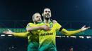 Pemain Norwich City, Mario Vrancic, melakukan selebrasi usai membobol gawang Tottenham Hotspur pada laga Premier League 2019 di Stadion Carrow Road, Sabtu (28/12). Kedua tim bermain imbang 2-2. (AFP/Lindsey Parnaby)