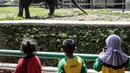 Sejumlah anak TK melihat gajah di Taman Marga Satwa Ragunan, Jakarta, Kamis (13/12). Kegiatan tersebut untuk mengajarkan anak-anak untuk lebih mengenal binatang-binatang. (Liputan6.com/Faizal Fanani)