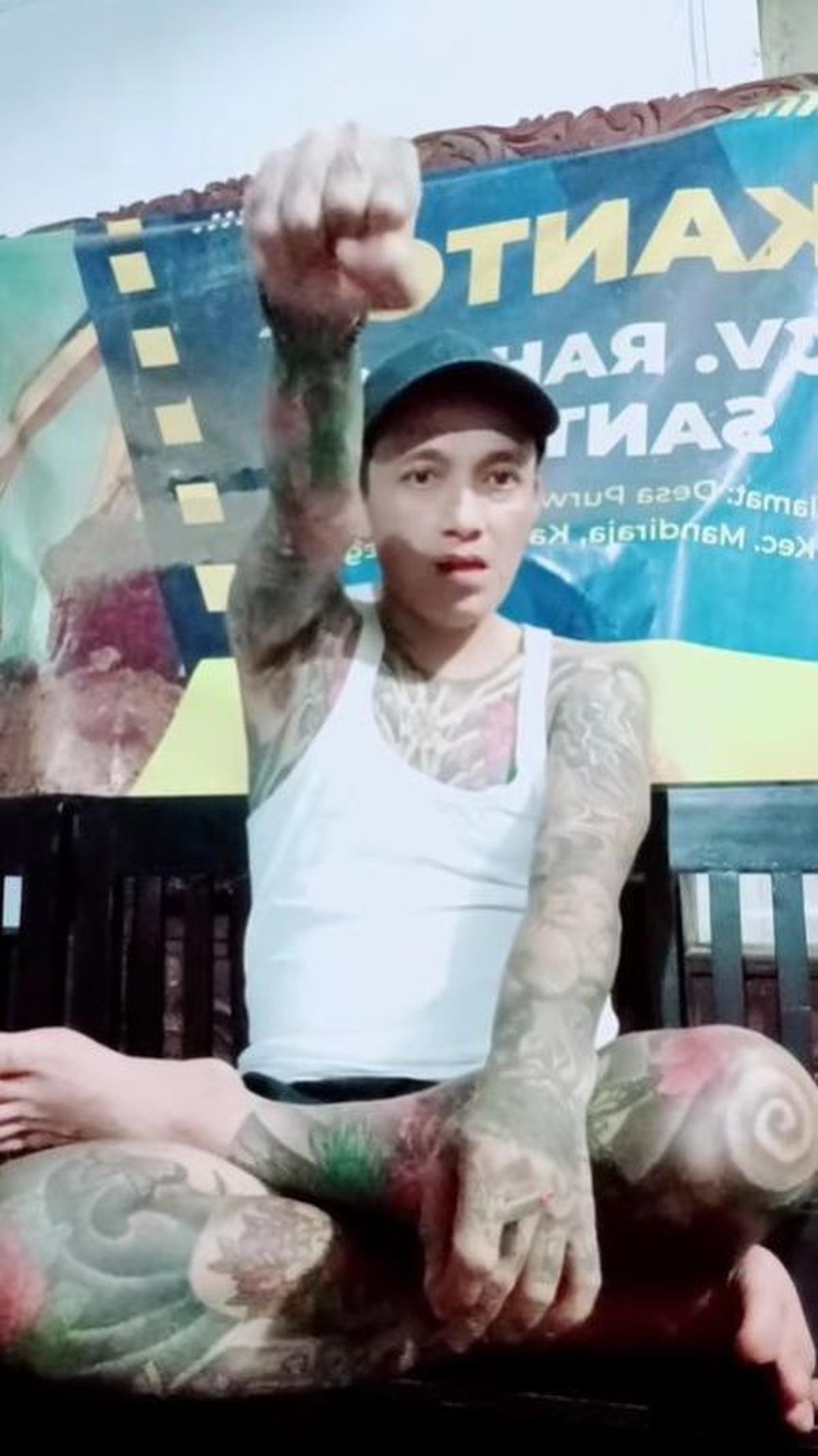 "Aduh mas jangan menjadi calo terminal, saya itu orang desa jauh dari terminal," kata Hoho .<br>