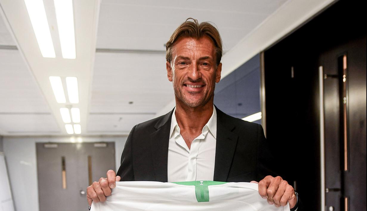<p>Pelatih asal Prancis, Herve Renard berpose dengan jersey Timnas Arab Saudi dengan nama dirinya di Jeddah (5/8/2019). Renard mundur dari kursi pelatih Maroko setelah berada tiga setengah musim dan gagal melaju di babak 16 besar Piala Afrika. (AFP Photo/Amer Hilabi)</p>
