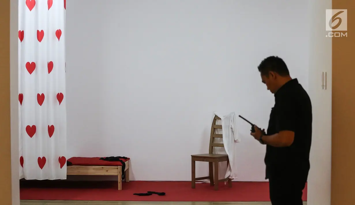 Sebuah karya seni berupa ruang kamar tidur 11 June 2001 (2003) di Museum MACAN, Kebon Jeruk, Jakarta, Kamis (14/2). Pameran bertajuk Masa Lalu Belumlah Berlalu berlangsung hingga 10 Maret 2019. (Liputan6.com/Fery Pradolo)