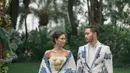 Keduanya baru saja menggelar foto prewedding. Pasangan ini tampil kompak mengenakan busana batik saat jalani pemotretan jelang pernikahan. Beberapa foto dibagikan dari jepretan fotografer, @dierabachir. (instagram/@dierabachir)