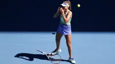Petenis AS, Sofia Kenin melepas raketnya usai mengalahkan Ashleigh Barty dari Australia pada semifinal kejuaraan tenis Australia Terbuka 2020 di Melbourne, Australia, Kamis, (30/1/2020). Sofia Kenin menang dengan skor 7-6 dan 7-5. (AP Photo/Andy Wong)