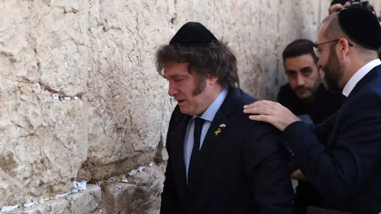 Presiden Argentina Javier Milei saat berkunjung ke Tembok Ratapan, Yerusalem, pada Selasa (6/2/2024).