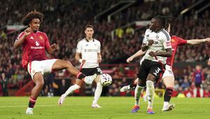Pemain Manchester United, Joshua Zirkzee, mencetak gol ke gawang Fulham pada laga Liga Inggris di Stadion Old Trafford, Sabtu (17/8/2024). (Martin Rickett/PA via AP)