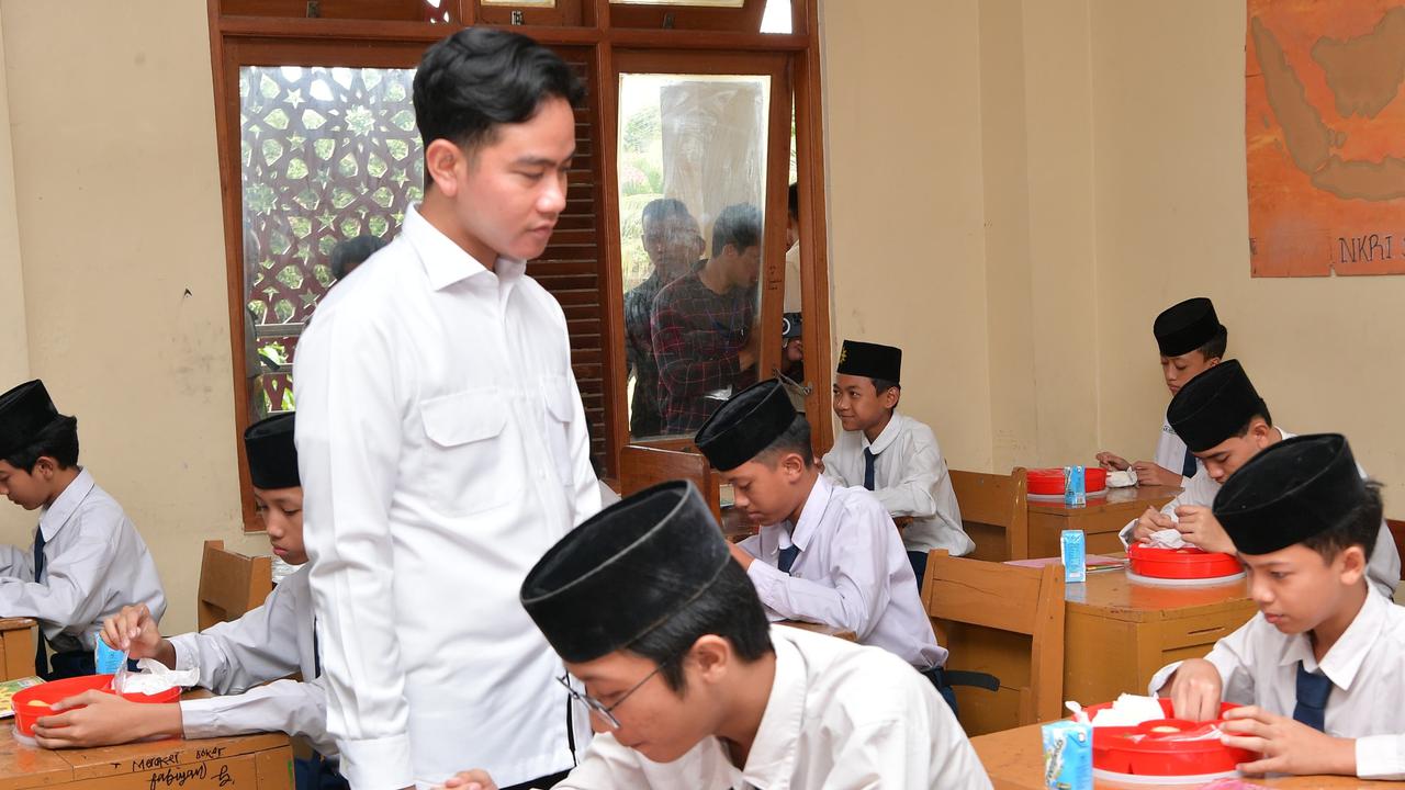 VIDEO: Celetuk Gibran Candai Siswa-Siswi Muhammadiyah Tidur di Tenda, Cek Makan Bergizi Gratis