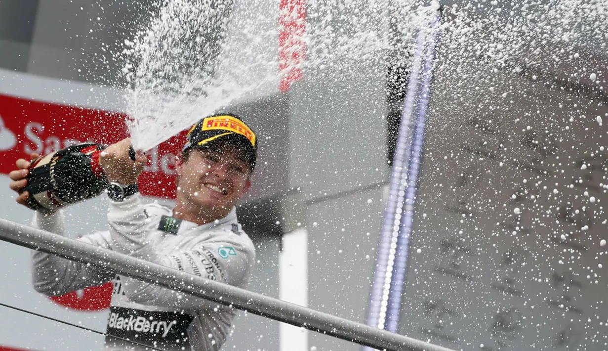 Selebrasi pembalap F1 dari tim Mercedes, Nico Rosberg, di podium utama GP Jerman di Sirkuit Hockenheim, (20/7/2014). (REUTERS/Michael Dalder) 