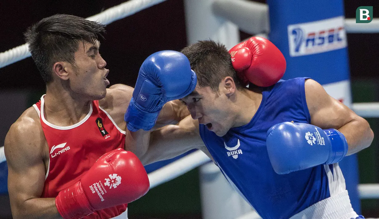 Aksi petinju asal Indonesia Sunan Agung Amoragam saat melawan Mirazizbek Mirzakhalilov asal Uzbekistan di babak semifinal kelas bantam (56 kg) Asian Games 2018 di JIExpo Kemayoran Jakarta pada Jumat (31/8/2018). (Bola.com/Peksi Cahyo)