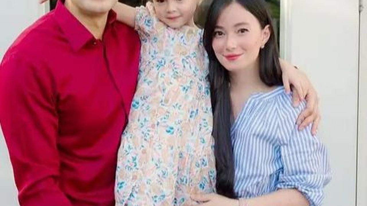 Melalui media sosial, Asmirandah kerap mengunggah momen kebersamaannya dengan suami dan putri tercinta, Chloe.