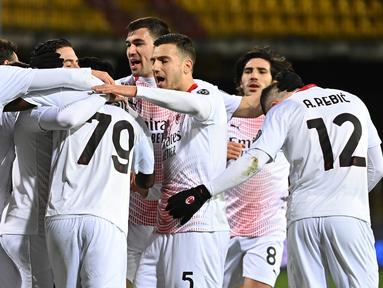 Para pemain AC Milan merayakan gol pertama ke gawang Benevento yang dibuat gelandang Franck Kessie (79) dalam laga lanjutan Liga Italia 2020/21 pekan ke-15 di Ciro-Vigorito, Minggu (3/1/2021). AC Milan menang 2-0 atas Benevento. (AFP/Andreas Solaro)