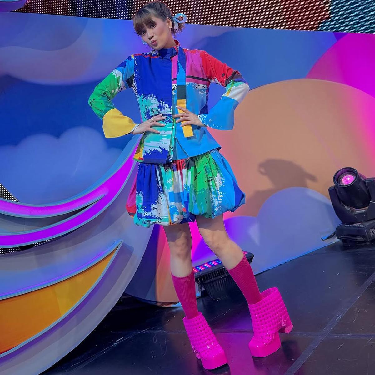 Potret Terbaru Chika Jessica dengan Outfit Warna-Warni, Netizen Salfok Sama Sepatunya