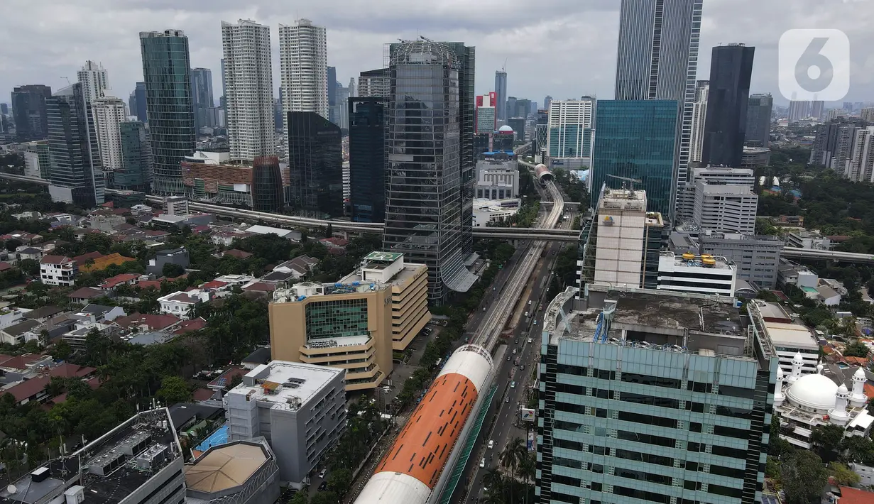 Pembangunan jalur 'light rail train' atau lintas rel terpadu (LRT) Jabodebek rute Cawang-Dukuh Atas tampak dari ketinggian di Jakarta, Jumat (29/1/2021). Nantinya, LRT Jabodebek mampu menampung 500.000 penumpang. (merdeka.com/Imam Buhori)