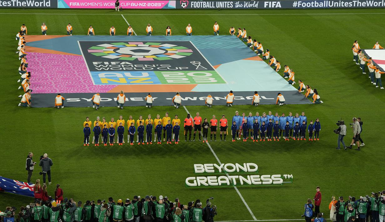 Pemain Timnas Australia (kiri) dan pemain Timnas Inggris bersiap sebelum laga semifinal Piala Dunia Wanita 2023 di Stadium Australia, Sydney, 16 Agustus 2023. (AP Photo/Mark Baker)