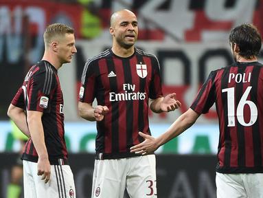 Para pemain AC Milan terlihat sedang berkoordinasi ketika susah menjebol gawang Carpi FC pada lanjutan Serie A Italia di Stadion Giuseppe Meazza, Milan, Italy,Kamis (21/4/2016) atau Jumat dini hari WIB. (EPA/Daniel Dal Zennaro)