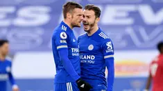 Striker Leicester City, Jamie Vardy, melakukan selebrasi bersama James Maddison usai mencetak gol ke gawang Manchester United pada laga Liga Inggris di Stadion King Power, Sabtu (26/12/2020). Kedua tim bermain imbang 2-2.
(AFP/Pool/Michael Regan)