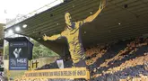 Suporter Wolverhampton membentangkan tifo bergambar mendiang Diogo Jota sebelum laga Liga Inggris 2025/2026 melawan Manchester City di Molineux Stadium, Wolverhampton, Inggris, Sabtu (16/08/2025). (AP Photo/Dave Shopland)
