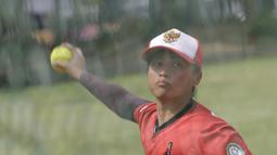 Pemain Timnas Softball Putri, Monica, menangkap bola saat latihan di Lapangan Softball, GBK, Jakarta, Selasa (12/11). Sebanyak 17 atlet akan turun di SEA Games 2019 mendatang. (Bola.com/M Iqbal Ichsan)