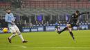 Baru pada menit ke-30 Inter Milan berhasil memecah kebuntuan dengan mencetak gol pertama melalui Alessandro Bastoni. Sepakan kaki kirinya usai kemelut sepak pojok tidak mampu dibendung kiper Lazio Thomas Strakosha. (AP/Antonio Calanni)
