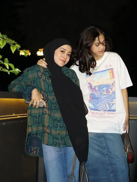 OOTD buka puasa bareng di Ramadan 2023. Tampil senada dengan bawahan jeans. Lesty memakai kemeja dan celana denim, sementara Asila memakai kaus oversized putih dan maxi skirt denim. [Foto: Instagram @therealasilamaisa]