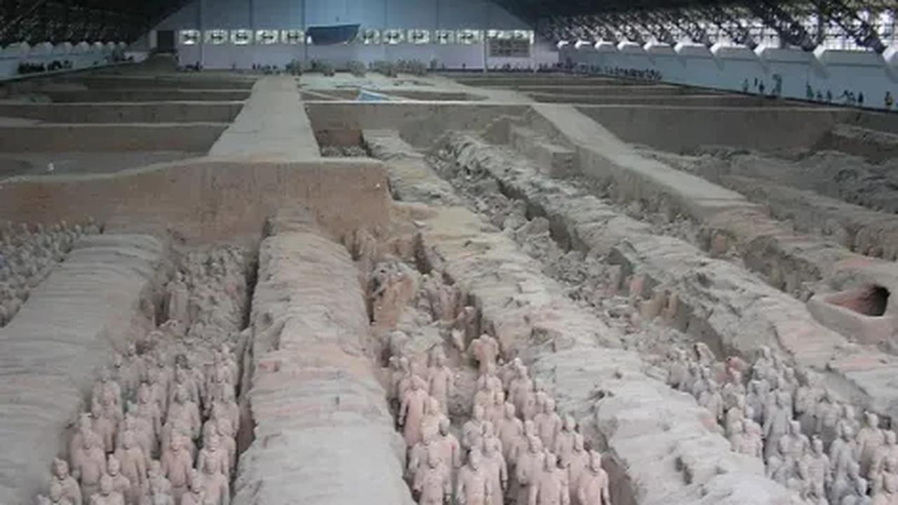 Para arkeolog takut membongkar makam kaisar pertama China, Qin Shi Huang yang berumur 2.200 tahun. Mereka khawatir makam tersebut mungkin berisi jebakan berbahaya.