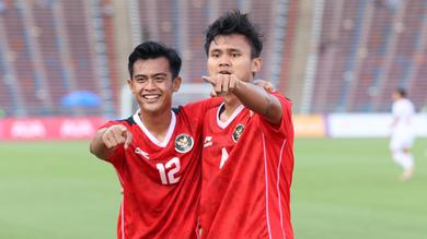 <p>Pemain Timnas Indonesia U-22, Komang Teguh Trisnanda (kanan) melakukan selebrasi bersama Pratama Arhan setelah mencetak gol ke gawang Timnas Vietnam U-22 pada laga semifinal sepak bola SEA Games 2023 di Olympic Stadium, Phnom Penh, Kamboja, Sabtu (13/05/2023). (Bola.com/Abdul Aziz)</p>