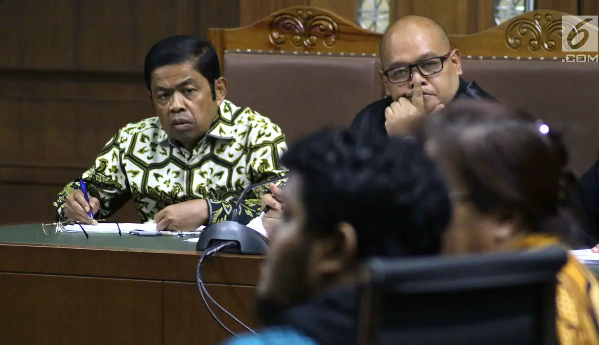 Mantan Sekjen Partai Golkar, Idrus Marham (kiri) menyimak keterangan saksi saat sidang di Pengadilan Tipikor, Jakarta, Selasa (22/1). Sebelumnya, Idrus didakwa terkait dugaan suap kerja sama pembangunan PLTU Riau-1. (Liputan6com/Helmi Fithriansyah)