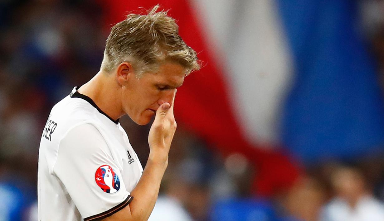Ekspresi Bastian Schweinsteiger usai Jerman dikalahkan Prancis 2-0 saat Semi Final Piala Eropa 2016 di Stade Velodrome, Marseille, Jumat (8/7). (REUTERS / Kai Pfaffenbach)