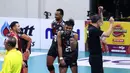 Pemain Timnas Voli Thailand, Anurak Phanram (tengah) bercanda dengan pelatihnya, Park Ki-won pada laga putaran pertama SEA V League 2023 melawan Timnas Voli Indonesia di Padepokan Voli Jenderal Polisi Kunarto, Bogor, Minggu (23/07/2023). (Bola.com/Bagaskara Lazuardi)