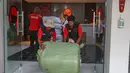 Patut diketahui, pengiriman tim dan bantuan tenaga kesehatan ini merupakan instruksi langsung Ketua Umum Megawati Soekarnoputri untuk mempercepat pemulihan korban banjir bandang. Tampak dalam foto, dua relawan Partai Demokrasi Indonesia Perjuangan (PDIP) saat mengangkut bantuan untuk korban terdampak bencana Sumatera di halaman Sekolah Partai PDIP, Lenteng Agung, Jakarta Selatan, Senin (29/12/2025). (merdeka.com/Arie Basuki)