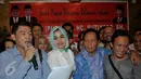 Relawan Jokowi didampingi Sutiyoso (kedua kanan) saat membacakan deklarasi dukungan kepada Ketum PKPI tersebut sebagai calon Kepala Badan Intelijen Negara (BIN), di Jakarta, Kamis (25/6/2015). (Liputan6.com/Johan Tallo)