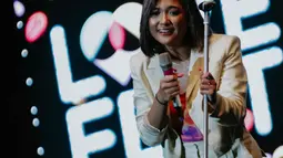 Penampilan Marion Jola saat tampil dalam festival musik Love Fest di Istora Senayan, Jakarta, Sabtu (22/2/2020). Dalam penampilannya Marion membawakan sejumlah lagu hitsnya seperti tak ingin pisah lagi, rayu, favorite sin. (Liputan6.com/Faizal Fanani)