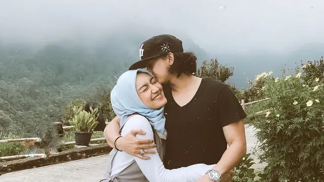 FOTO: Hamil Anak Kedua Ini Kemesraan Melody Prima dengan Suaminya