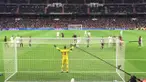Video penalti Cristiano Ronaldo yang gagal saat melawan Real Madrid berjumpa Sevilla menghantam penonton di tribun stadion Santiago Bernabeu (4/3/2016).