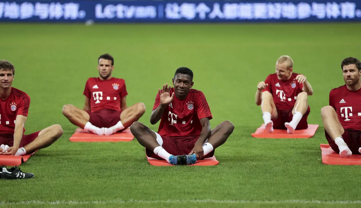 Bek Bayern Muenchen, David Alaba (tengah), menyapa para penggemar saat sesi latihan jelang pertandingan persahabatan melawan Inter Milan di Shanghai, China, (19/7/2015). Bayern mengunjungi Cina untuk menggelar Tur Pra-musim. (REUTERS/Aly Song)