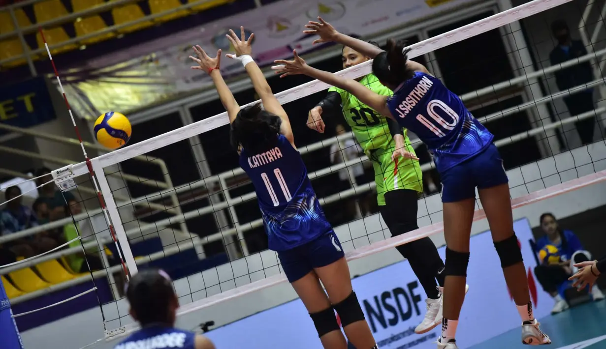 <p>Pemain Timnas voli putri Indonesia, Junaida Santi (tengah) melepaskan spike yang mampu menembus blok dua pemain Thailand, Atitaya Keawnok (kiri) dan Sasithorn Jatta pada laga final turnamen bola voli putri U-18 Princess Cup 2024 di Nakhom Pathon, Thailand, Kamis (13/6/2024). Indonesia kalah 1-3 (19-25, 17-25, 26-24, 17-25). (Dok. PBVSI)</p>