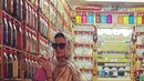 Katy Perry sempat mengunggah foto dirinya berada di supermaket daerah Moroko pada tahun 2014 lalu. Namun penampilannya agak sedikit berbeda, Katy mengenakan gamis panjang dan sehelai pashmina berwarna coklat. (instagram/Bintang.com)