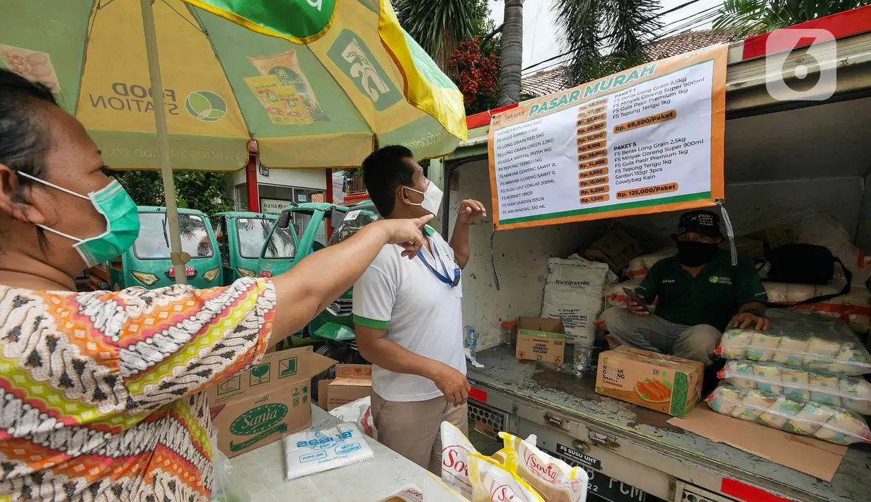 Warga membeli sembako murah di Kantor Kelurahan Cililitan, Jakarta, Rabu (2/2/2022). Pasar murah ini menyediakan minyak goreng dengan harga subsidi yakni Rp 14.000 per liter, beras 5kg dengan harga Rp 55.000 serta telur, susu UHT, gula pasir dan tepung terigu. (Liputan6.com/Herman Zakharia)