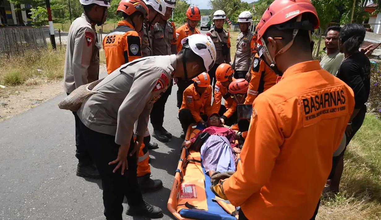 Tim SAR Gabungan mengevakuasi penduduk rentan pascagempa bumi di Kabupaten Manggarai Timur, Nusa Tenggara Timur, Kamis, 20 Agustus 2026. (Basarnas)